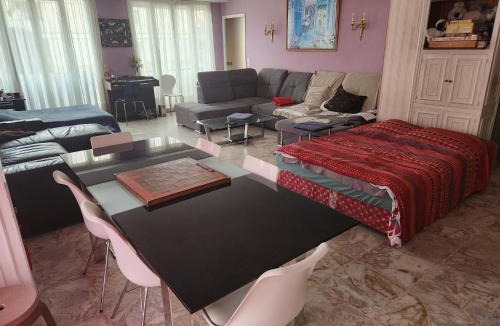 La Californie Apartment | Big apart 140m2 5min walk to beach sea &Promenade 3 double rooms,big living room 42m2, 3 showers,9 beds, free parking