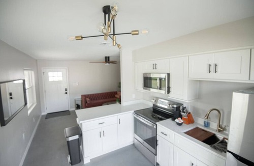 Pine Castle House | Buchanon Bungalows Flamingo Suite