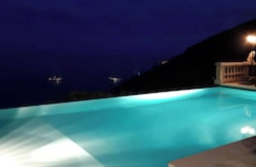 Eze House | Bungalow- wooden chalet, comfort, 180° sea view, infinity pool, garden, 2 pers