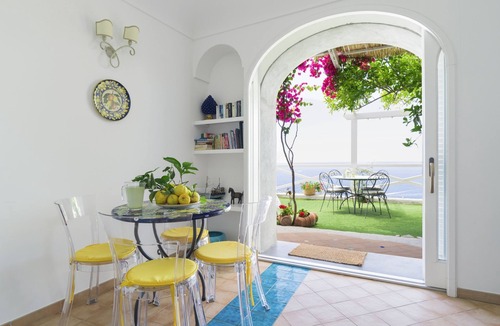 Praiano Apartment | CalanteLuna Apartment Il Sogno with private garden, hot tub and sea view