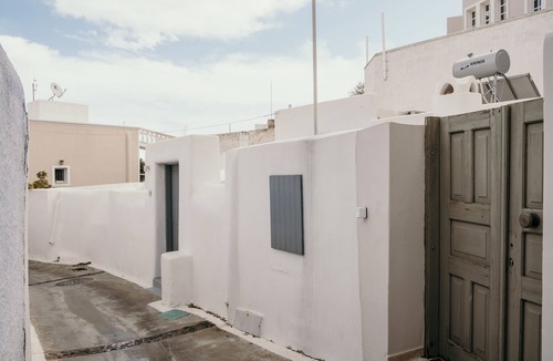 Karterados House | "Canava" White Cave Suite with indoor plunge pool jacuzzi