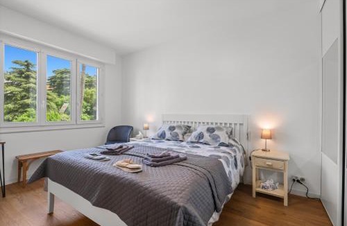 Cannes La Bocca House | Cannes Beach Access, Private Room in Shared 3-Bedroom Apartment, Private Bathroom, Living Room with Sea View Suite Parentale salle de bain privée accès plages & vue mer du salon dans appartement partagé chez l'habitant
