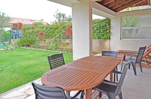 Le Suquet Villa | Cannes luxury villa 4 BR 4 bath WiFi AC Close to sea & centre Pool calm & secure