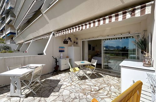 Le Suquet Apartment | Cannes near the old port, quiet studio with terrace and sea view