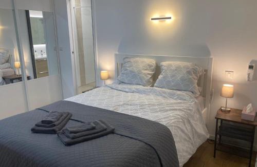 Cannes La Bocca House | Cannes Sea View, by Beach, Private Room in Shared 3-Bedroom Apartment, Private Bathroom & Balcony, Chambre avec salle de bain privative & balcon, chez l'habitant