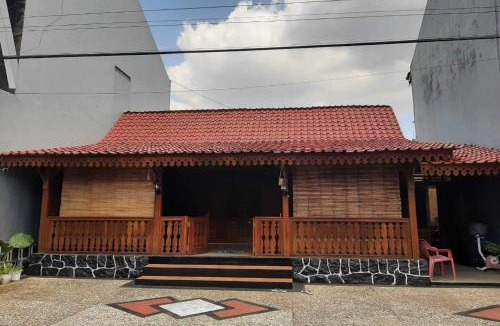 Purwokerto Hotel | Capital O 94246 Rose 50 Homestay