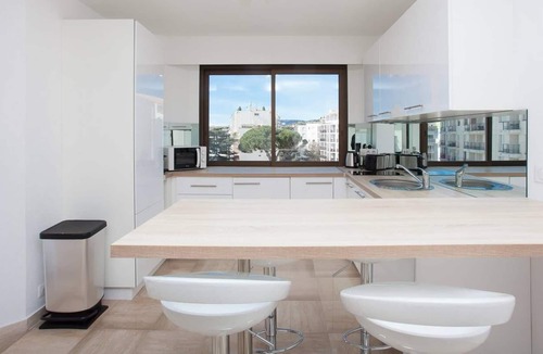 Cannes City Centre Apartment | Carlton: New 2 beds/ 2 baths w/ side sea view