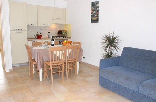 Puntone House | Casa Aliade C: A welcoming apartment that is part of a villa surrounded by the greenery.