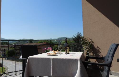 Borgonovo Apartment | Casa Baratta - La Quercia, Neive, moderno appartamento, terrazzo vista Langhe, park EV