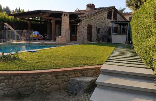Guistrigona Villa | Casale in fiore con piscina nel chianti