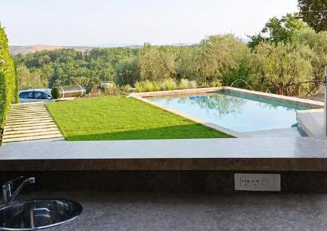 Guistrigona Villa | Casale in fiore con piscina nel chianti