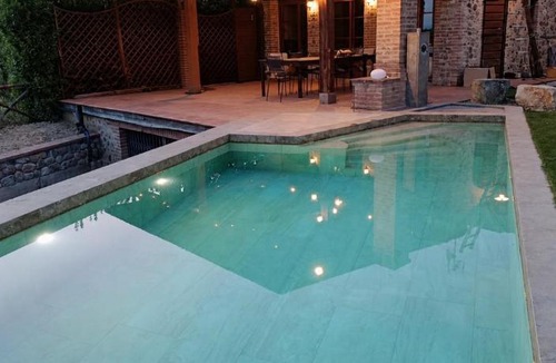 Guistrigona Villa | Casale in fiore con piscina nel chianti