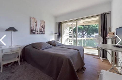 La Croix des Gardes House | Chambre spacieuse avec balcon et rooftop vue mer
