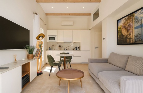 Antibes Old Town House | Charming 1-bedroom house and garden with AC, WiFi in delightful Old Antibes