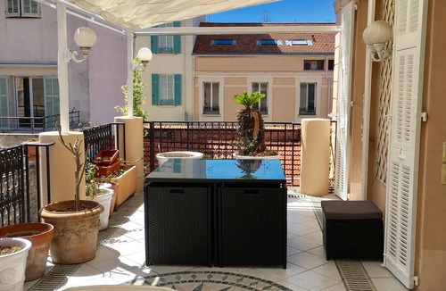 Cannes City Centre Apartment | Charming 3 bedroom apt in a villa in the middle of a garden- Center of Cannes