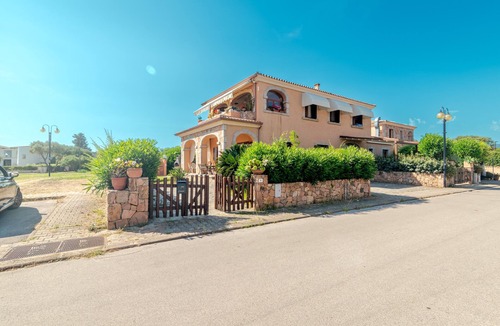 San Teodoro City Centre House | Charming Apartment “Villa Oleandro” with Garden & Terrace, Wi-Fi, Air Conditioning