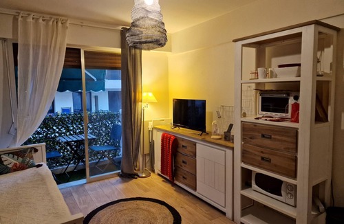 Antibes Old Town Apartment | Charming downtown studio balcony parking
