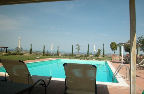 Asciano House | Charming Holiday Home with swimming pool, Siena Tuscany, wi-fi, pets allowed