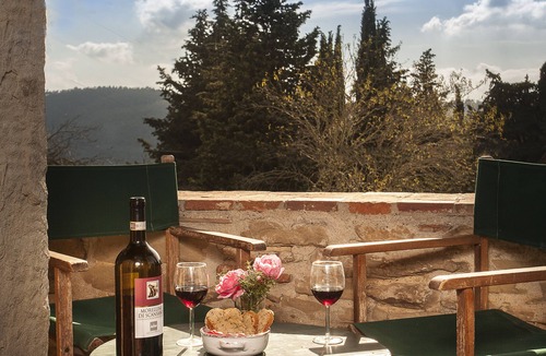 Scheggia Apartment | Charming recently renovated Apt 3bd/2bt in Tuscan countryside w shared pool