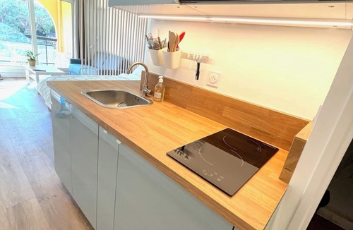 Roquebrune-Cap-Martin Condo | Charming studio in a residence with a swimming pool, tastefully decorated and offering all the comfort you need. Ideally located just steps from the Principality of Monaco and right next to a grocery store open 7 days a week.