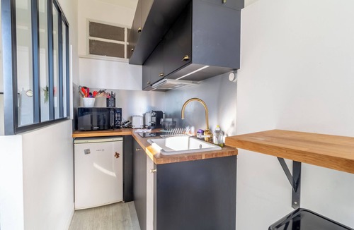 Old Town Condo | Charming studio in the heart of Menton, ideally located just a stone's throw from the sea and local shops. Fully equipped for your comfort, it features a quality sofa bed, a functional kitchen, and everything you need for a pleasant stay.