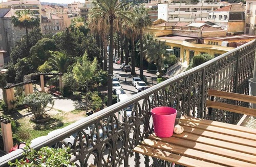 Old Town Condo | Charming studio in the heart of Menton, ideally located just a stone's throw from the sea and local shops. Fully equipped for your comfort, it features a quality sofa bed, a functional kitchen, and everything you need for a pleasant stay.