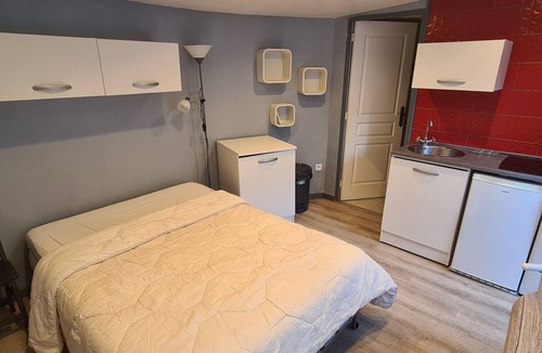 Saint Maurice Apartment | Charming Studio with Private Terrace in a Quiet Area - Urban Escape Guaranteed!