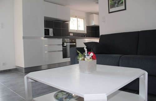 La Pointe Villa | CHARMING VILLA 15 MIN FROM NICE WITH COMMON POOL