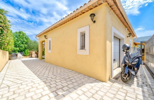 Carros Villa | Charming villa, private pool, wood-burning oven, bbq, boule games and garden.