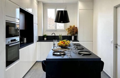 Saint-Sylvestre Apartment | Chic 2 Bedroom, 4-6 pers, Garage, Renovated, AC, Wi-Fi, Tram