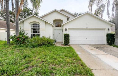 Sunrise Lakes House | Chic 3BR Retreat w Pool Near Disney Magic