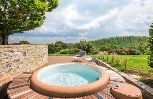 Simignano Apartment | Chic Apartment "Mandorlo en Brotes" Tuscany, Shared Pool & Jacuzzi, Air Conditioning