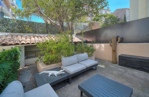 Prado - Republique Apartment | City center apartment with garden