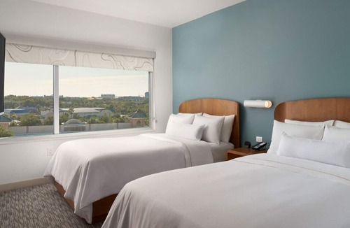 Williamsburg House | Close to Local Attractions! 4 Spacious Accommodation | Free Breakfast + Pool