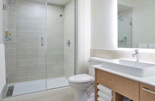 Williamsburg House | Close to Local Attractions! 4 Spacious Accommodation | Free Breakfast + Pool