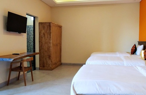 Cemagi House | Comfortable Guesthouse with Outdoor Pool and Ricefield view