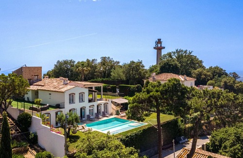 Vallauris Villa | Comfortable villa at the top of Cannes, 8 bedrooms, double pool, sea view