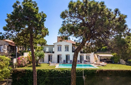 Vallauris Villa | Comfortable villa at the top of Cannes, 8 bedrooms, double pool, sea view
