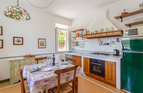 Lucca Villa | Cosy apartment in villa with WIFI, pool, TV, patio, pets allowed and panoramic view, close to Lu.