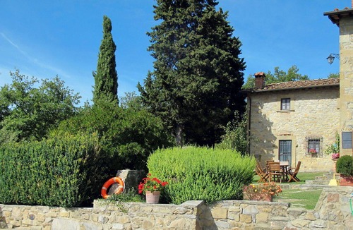 Loro Ciuffenna Villa | Cosy apartment in villa for 4 guests with pool, WIFI and parking