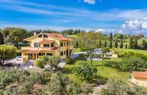 Rosignano Marittimo Apartment | Cosy apartment for 4 guests with WIFI, TV, terrace, pets allowed and panoramic view
