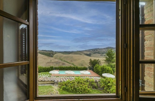 Volterra Apartment | Cosy apartment for 2 people with WIFI, pool, TV and pets allowed