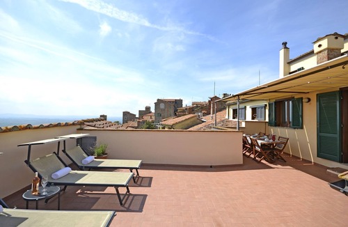 Cortona Old Town Apartment | Cosy apartment for 4 people with A/C, WIFI, TV, terrace, pets allowed and panoramic view