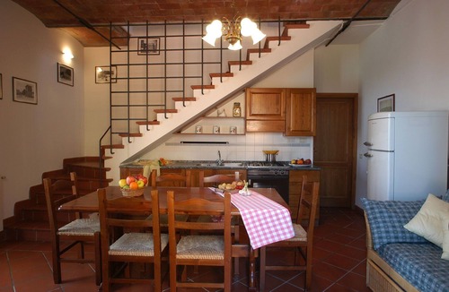 Montaione Apartment | Cosy apartment for 8 people with A/C, pool, WIFI, TV and pets allowed, close to San Gimignano