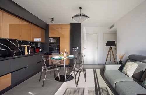 Cros-de-Cagnes Apartment | Cosy apartment for 2 people with WIFI, A/C, TV, terrace and pets allowed