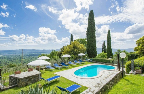 Loro Ciuffenna Villa | Cosy apartment in villa for 4 people with pool, WIFI