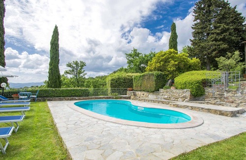 Loro Ciuffenna Villa | Cosy apartment in villa for 4 people with pool, WIFI