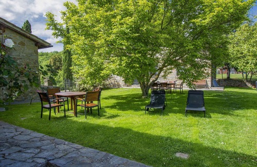 Loro Ciuffenna Villa | Cosy apartment in villa for 4 people with pool, WIFI