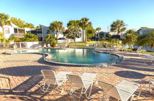 Ventura House | Country Club Condominium