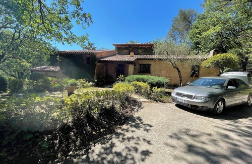 Castelli House | Country house in a natural wooded setting in a 3-hectare park